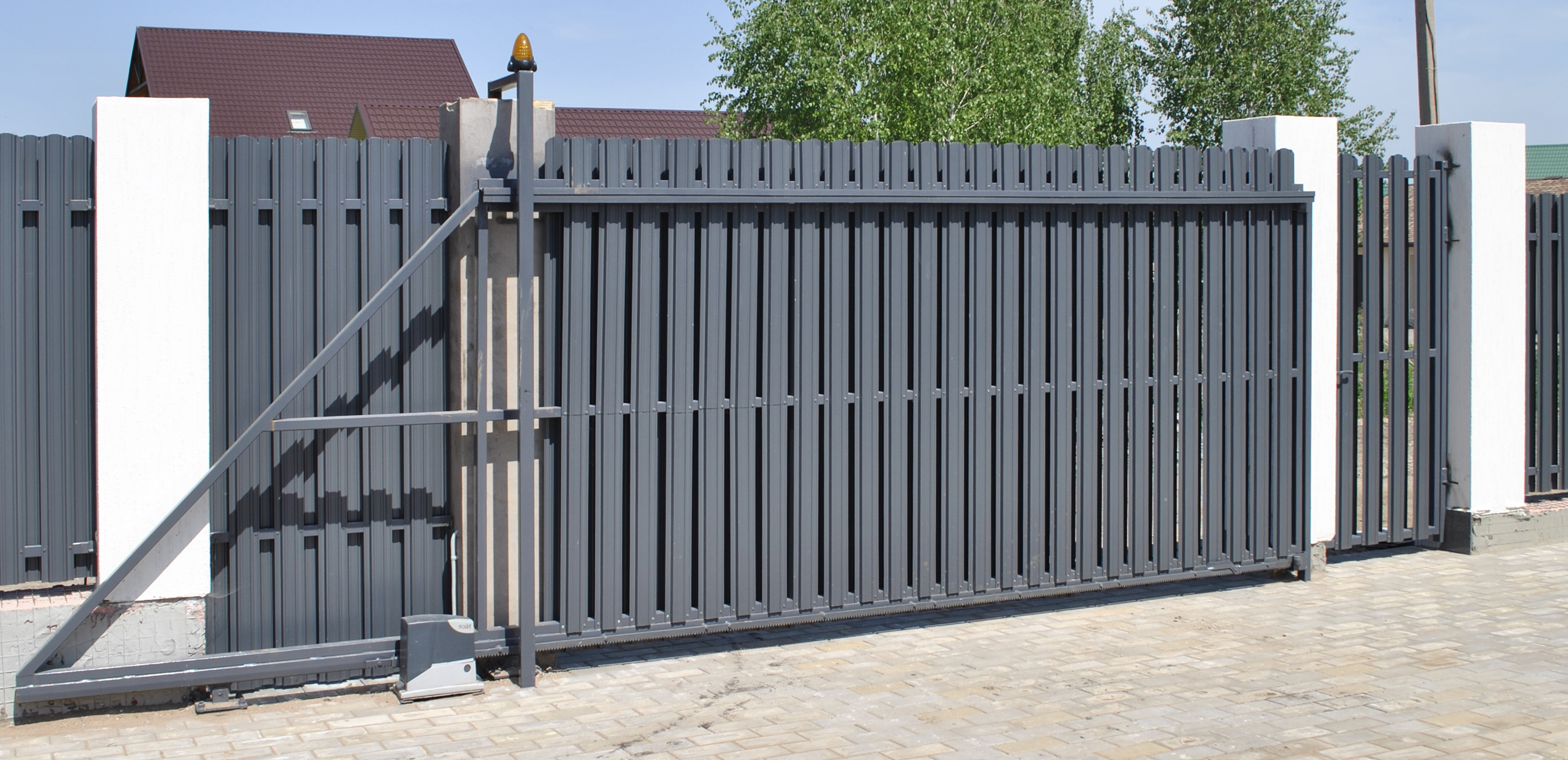 Ворота из металлического штакетника в Адлере